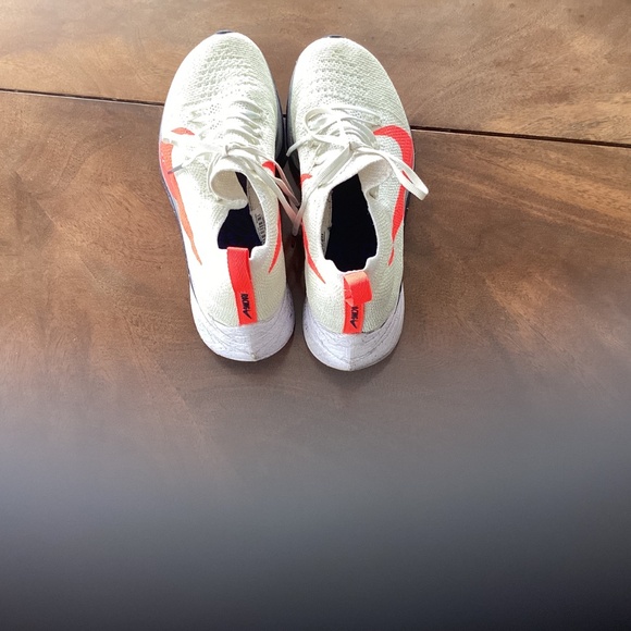 NIKE size 7 1/2 sneakers - Picture 3 of 5